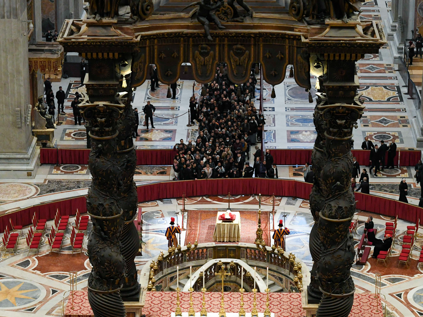 Benedicto XVI: cuerpo llega a la basílica de San Pedro y fieles