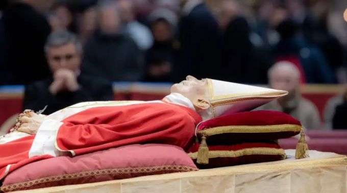 Benedicto XVI será enterrado con la casulla que usó en la Jornada