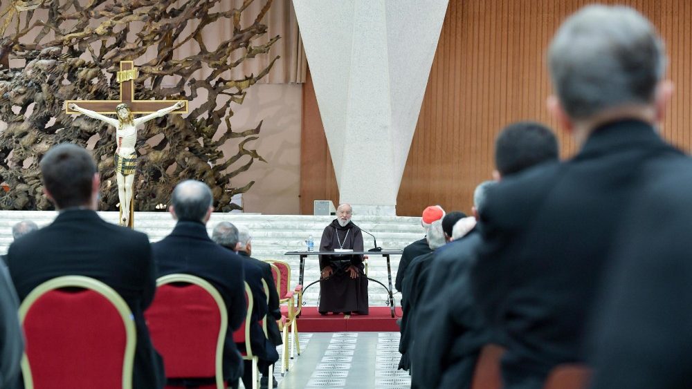 El cardenal Raniero Cantalamessa durante la predicación de Cuaresma en el Aula Pablo VI del Vaticano