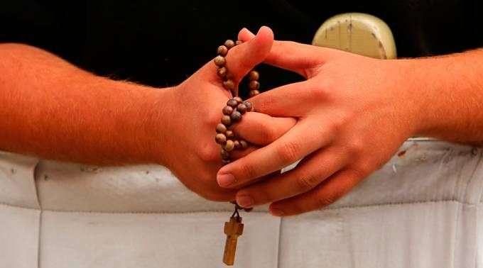 Cinco buenas razones para rezar el Divino Rosario