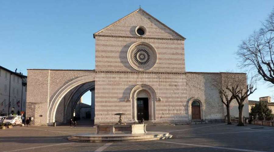 Descubre la Basílica de Santa Clara donde se encuentra el