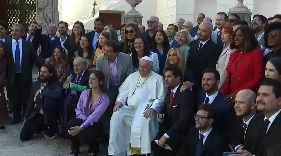 El Papa Francisco da la bienvenida a los artistas al Vaticano