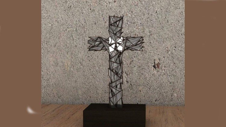 El Papa Francisco recibe una cruz, símbolo del dolor de