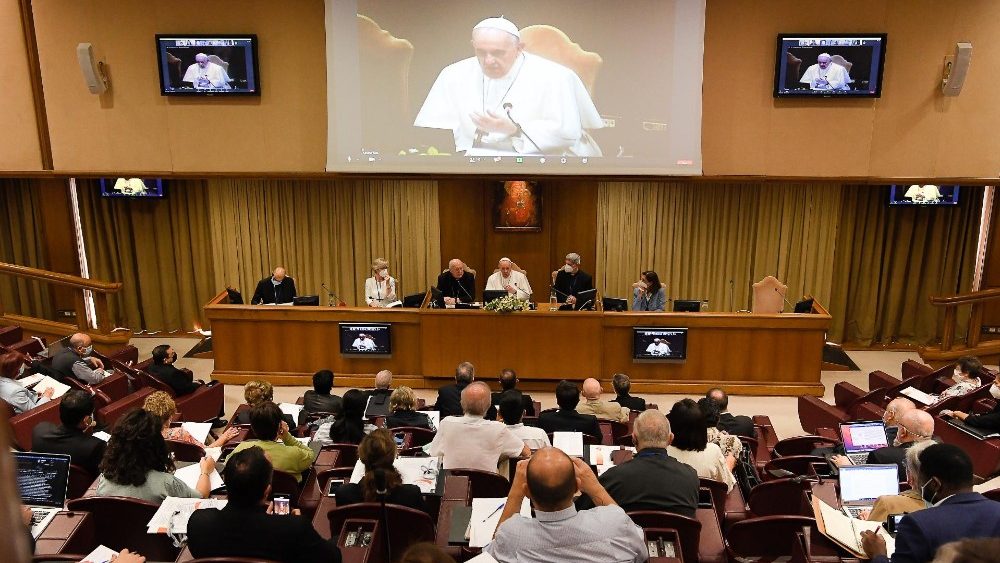 Papa Francisco durante el encuentro con moderadores de asociaciones de fieles, movimientos eclesiales y nuevas comunidades