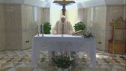 2020.05.17-Papa-Francesco-celebra-la-Messa-a-Casa-Santa-Marta-04.jpg