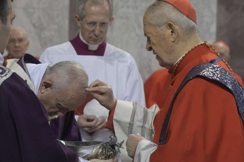 El dolor de rodilla saca al Papa del congreso de obispos y el