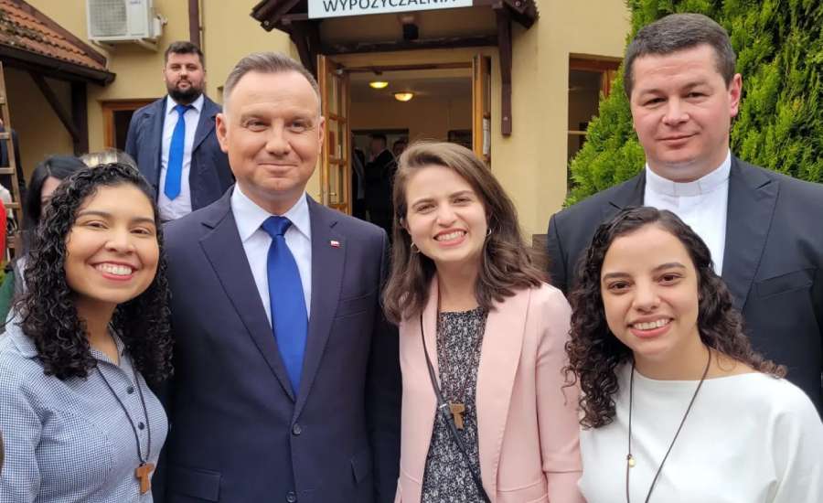El presidente de Polonia visita a los refugiados en la casa de