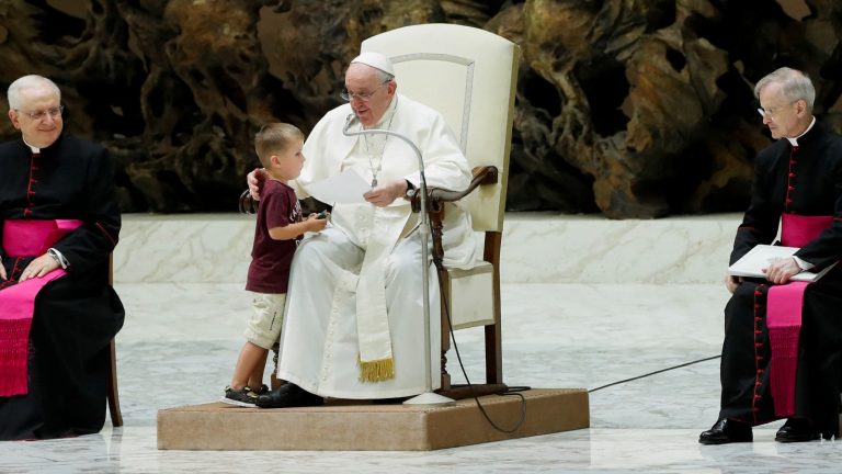 El testimonio de los ancianos une las edades de la vida, dice el Papa