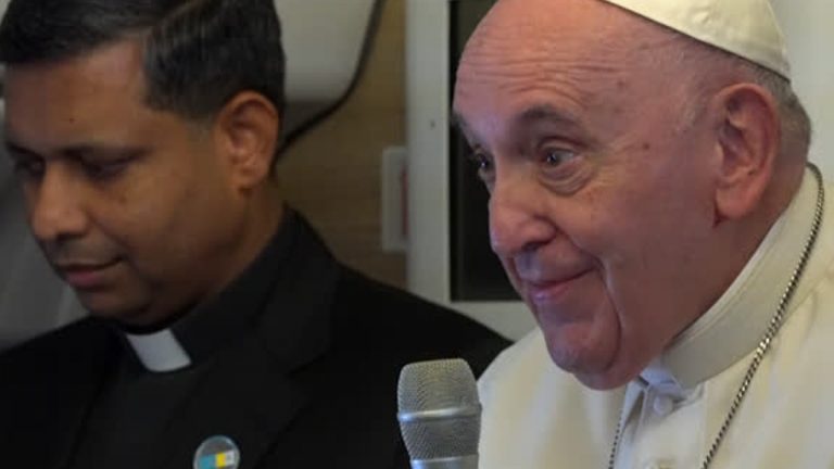 En un vuelo a Kazajstán, el Papa Francisco saluda