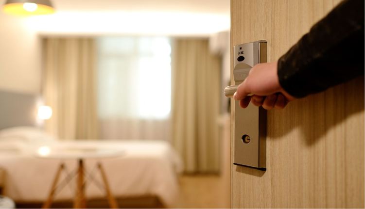¿Qué significa "Algunos ángeles hospedados sin saberlo"? 1 Hospedaram anjos