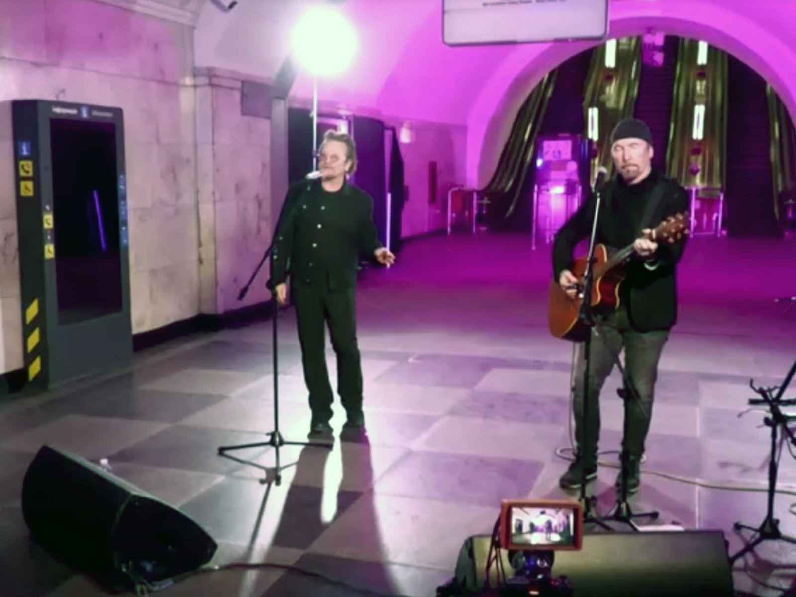 Integrantes de banda U2 realizan concierto gratuito en Kiev
