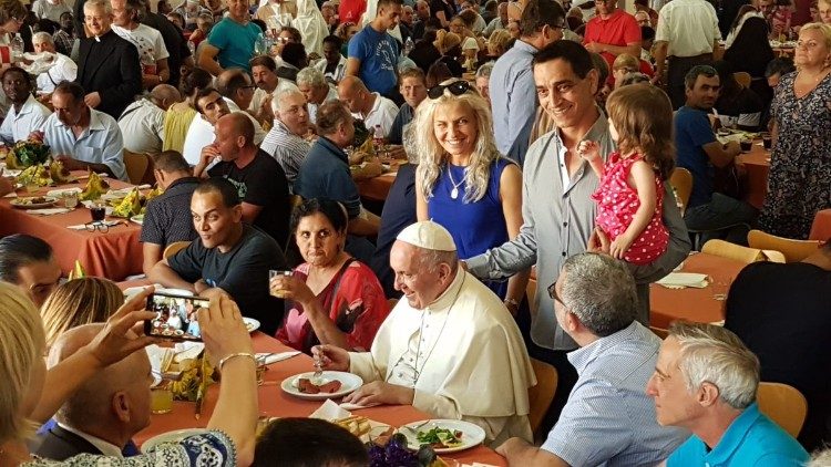 Papa Francisco durante almoÃ§o com os pobres na Sala Paulo VI, no Vaticano