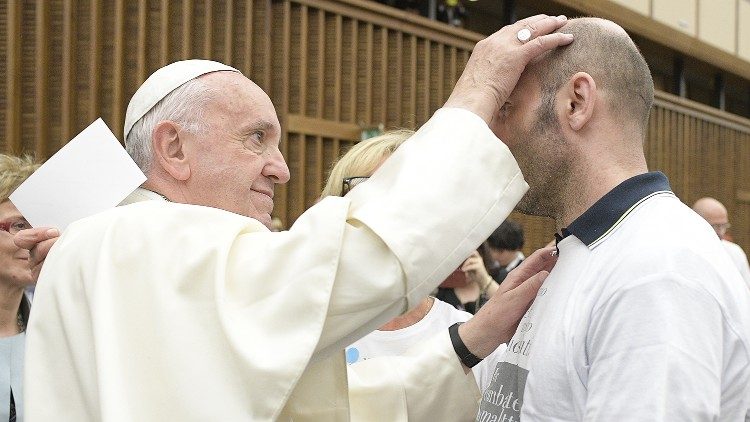 Papa Francisco con personas que padecen la enfermedad de Huntington