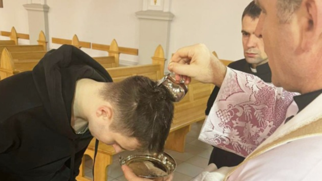 Joven recibe el bautismo antes de ir a la guerra en