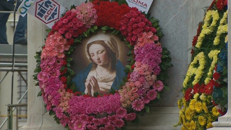 Homenaje a la Virgen en el monumento de la Inmaculada, centro de Roma