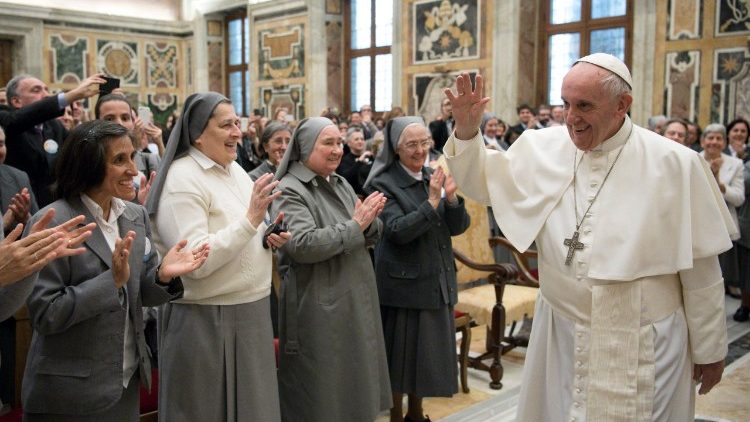 Papa Francisco com as MissionÃ¡rias do Sagrado CoraÃ§Ã£o de Jesus
