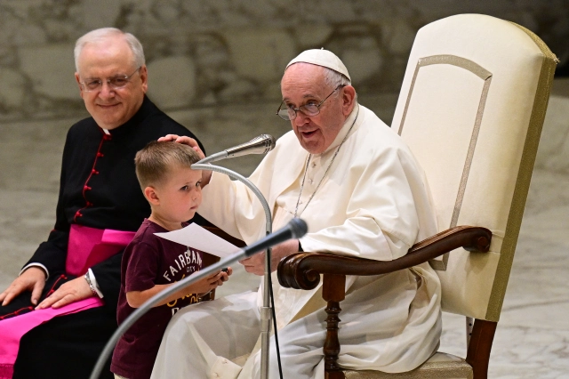 Niño “valiente” sorprende al Papa Francisco en el
