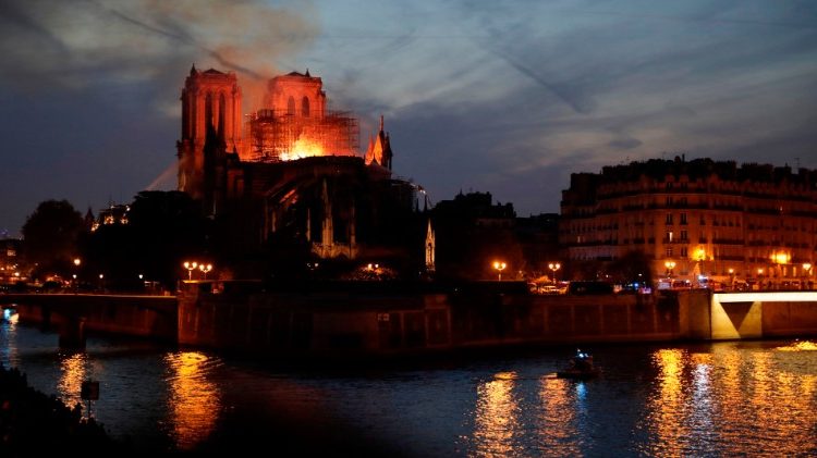 La cathÃ©drale Notre Dame de Paris en proie aux flammes, lundi 15 avril 2019.