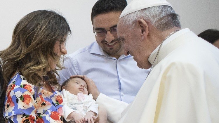 Papa Francisco com uma famÃ­lia