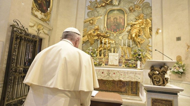 Papa Francisco reza no SantuÃ¡rio de Nossa Senhora do Divino Amor
