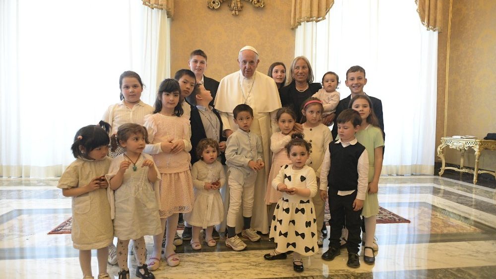 Papa Francisco com membros do Instituto Hospital dos Inocentes de FlorenÃ§a