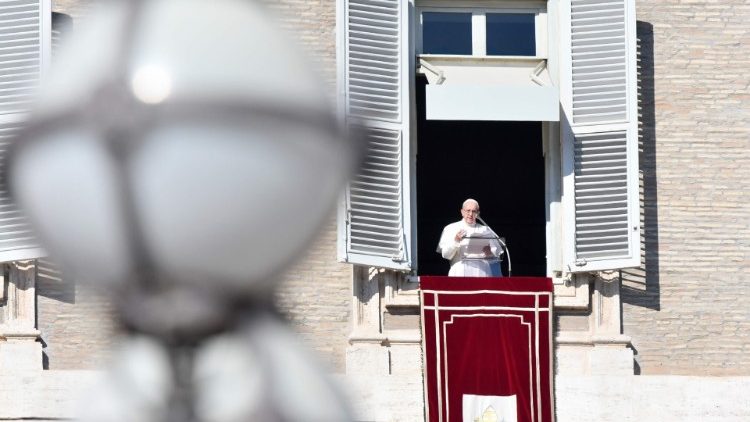 Papa Francisco na janela do apartamento pontifÃ­cio