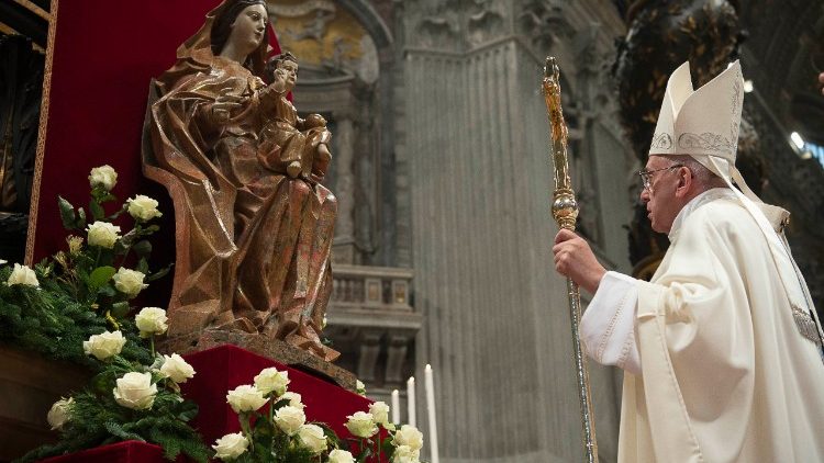 Papa Francisco reza diante da imagem de Nossa Senhora na BasÃ­lica Vaticana