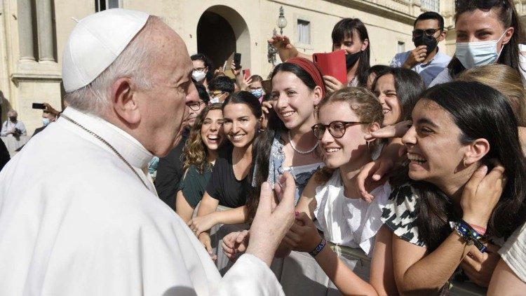 En un mensaje al Foro de Mujeres, el Papa insiste en una educación de calidad para las niñas