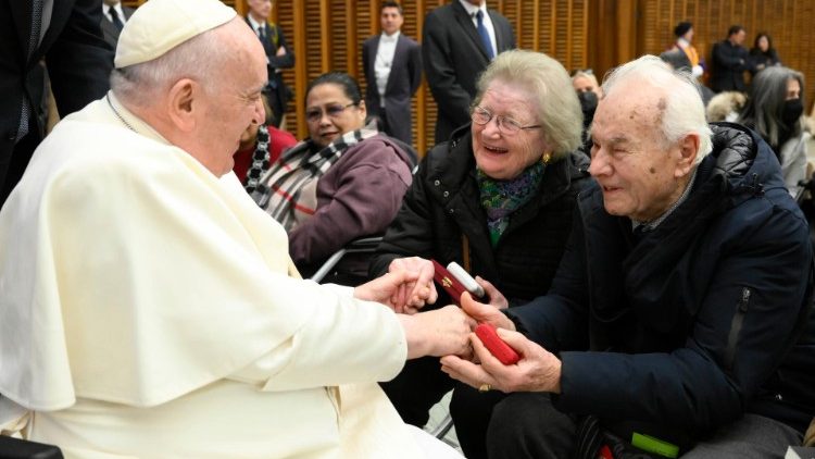 Papa bendice a pareja que celebra 70 años de matrimonio