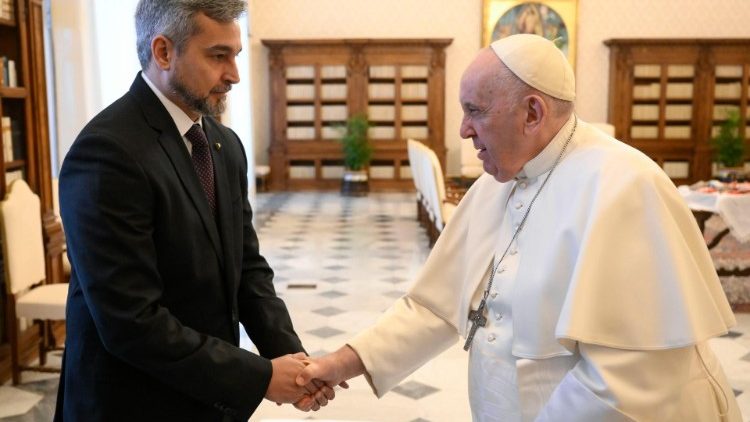 Papa recibe al presidente de Paraguay