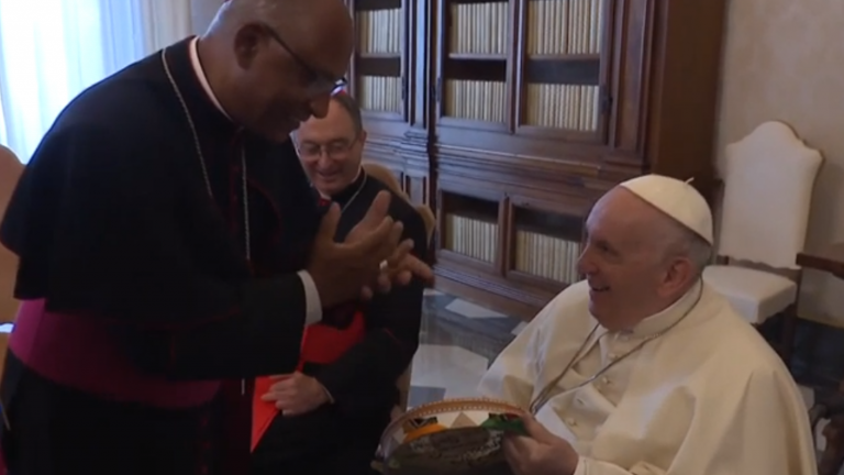 Papa recibe pandereta como símbolo de la alegría de Bahía y