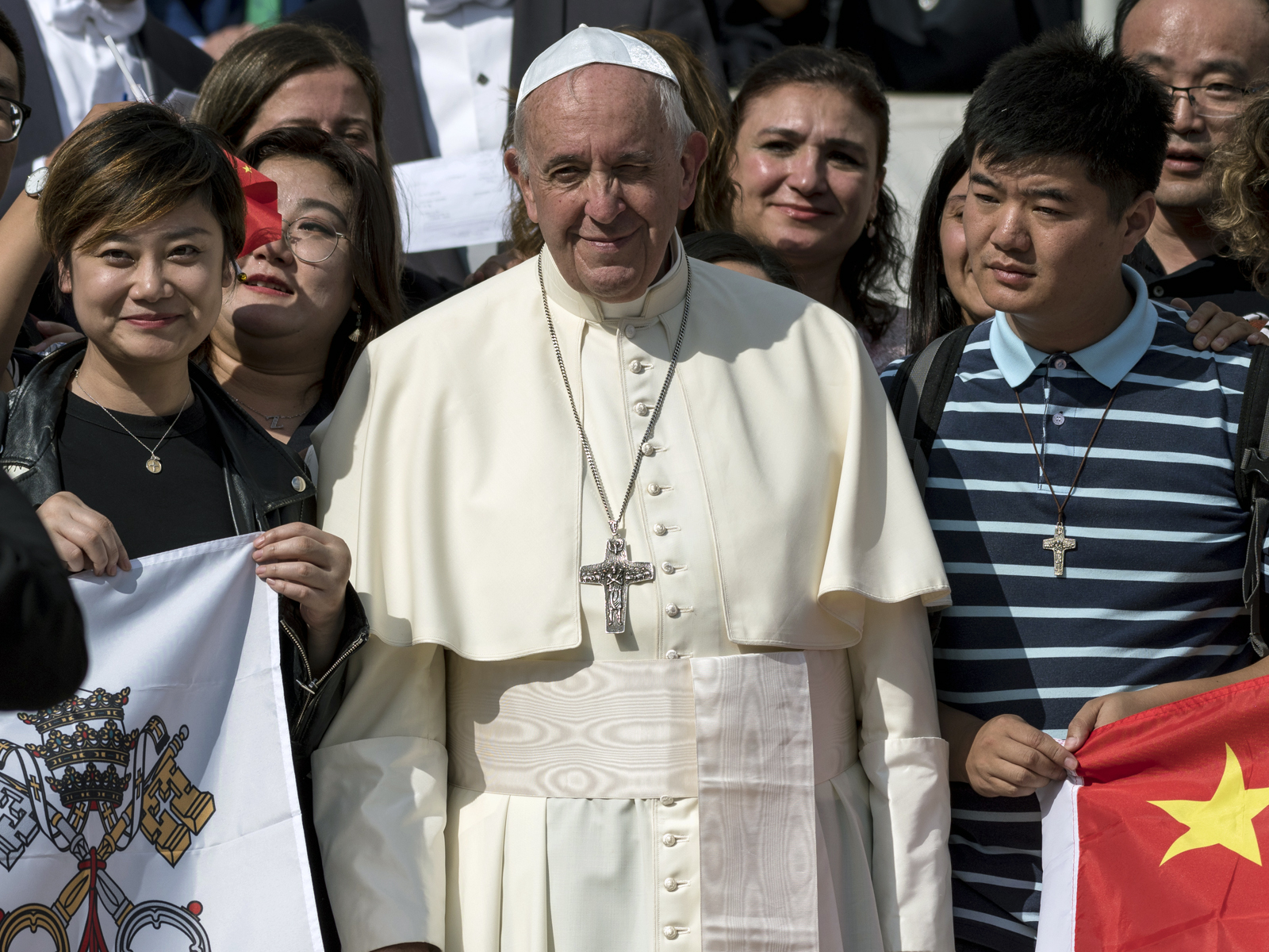 Papa renueva cercanía espiritual a pastores y fieles
